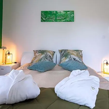 Les Du Triangle - D'hotes Bed & Breakfast 3*