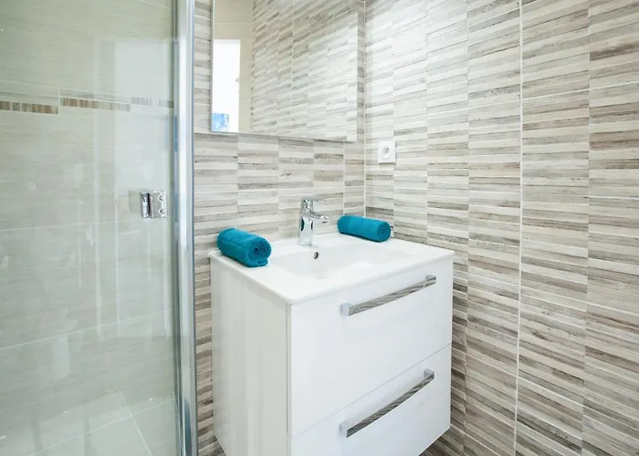 Les Du Triangle - D'hotes Bed & Breakfast Nimes